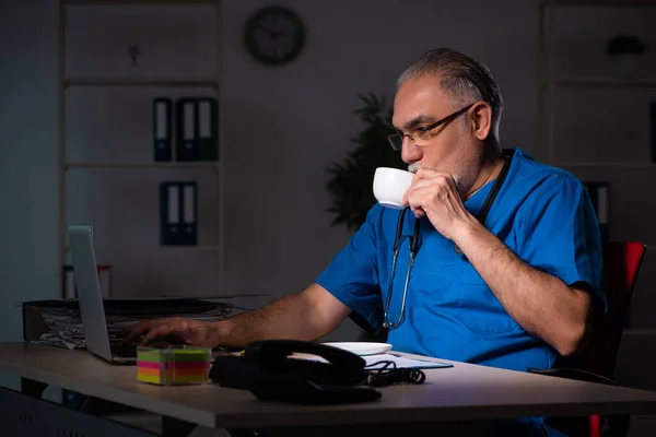 Médecin homme âgé à l'hôpital la nuit — Photo