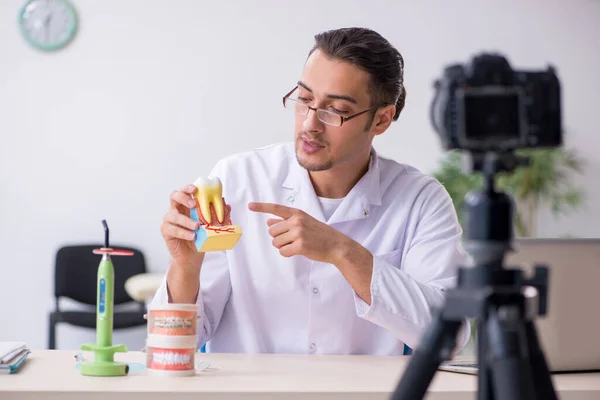 Jovem médico dentista gravação de vídeo para o seu blog — Fotografia de Stock