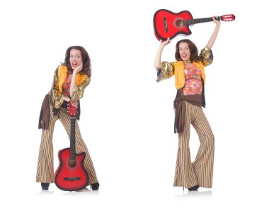 Meksika kıyafeti giymiş gitarlı bir kadın.