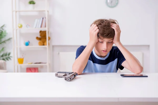 Problémy dospívající chlapec myšlení na sebevraždu — Stock fotografie