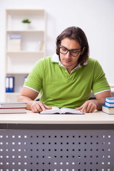 Jonge mannelijke student in de klas — Stockfoto