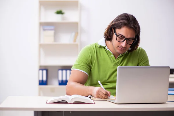 Junge männliche Schüler im Klassenzimmer — Stockfoto