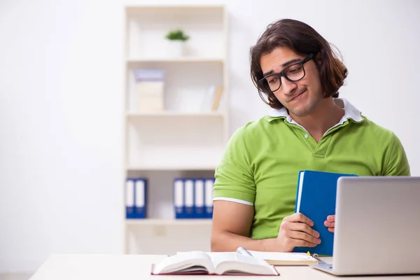 Junge männliche Schüler im Klassenzimmer — Stockfoto