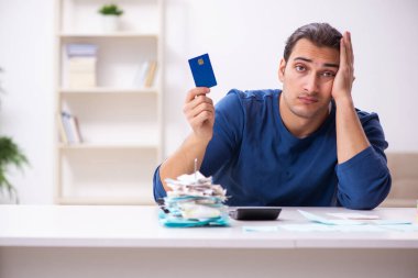 Bütçe planlama konseptinde genç bir adam