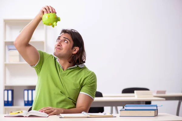 Giovane studente maschio in classe — Foto Stock