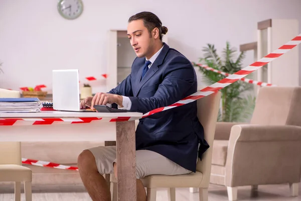 Junge männliche Mitarbeiter arbeiten während der Pandemie zu Hause — Stockfoto