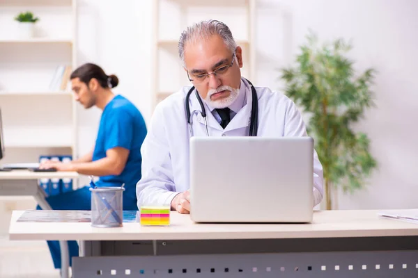 Dos médicos varones que trabajan en la clínica —  Fotos de Stock