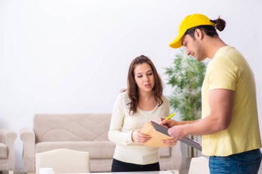 Genç erkek kurye ofise paket getiriyor.