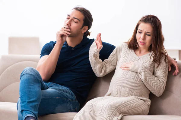 Homem e mulher grávida no conceito de anti-tabagismo — Fotografia de Stock