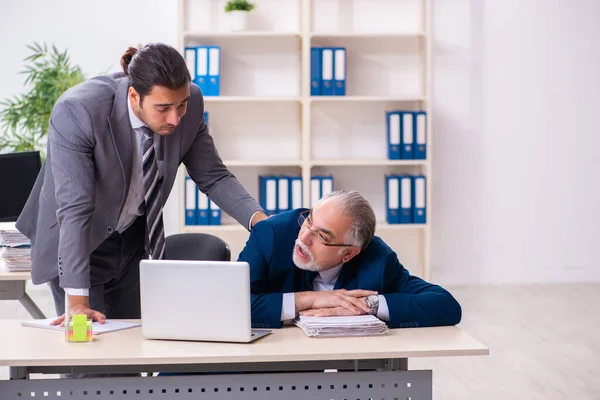 Dos empleados masculinos que trabajan en la oficina — Foto de Stock