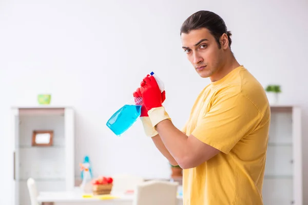 Ung manlig entreprenör städa huset — Stockfoto