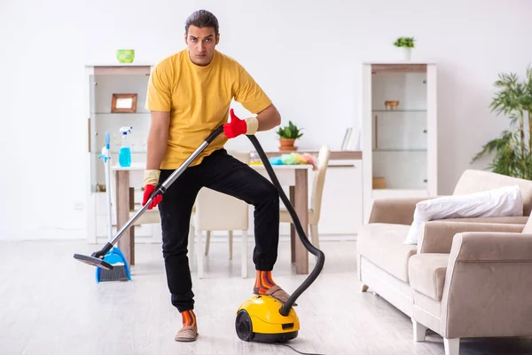 Jonge mannelijke aannemer schoonmaken van het huis — Stockfoto