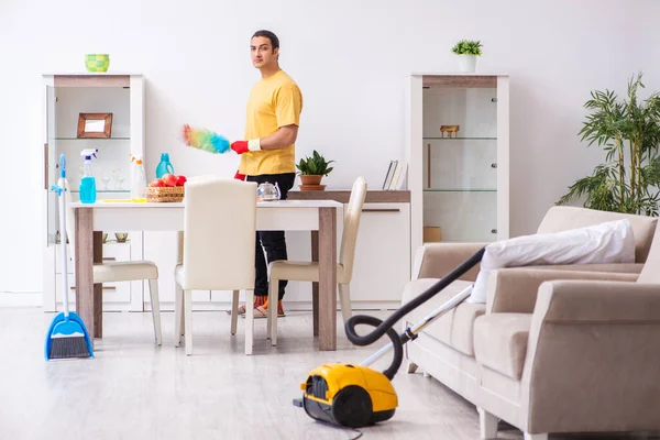 Jonge mannelijke aannemer schoonmaken van het huis — Stockfoto