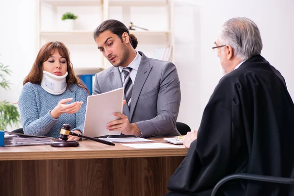 Jonge vrouw in rechtbank met rechter en advocaat — Stockfoto