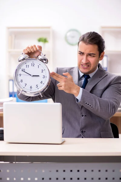 Junge männliche Geschäftsleute unzufrieden mit exzessiver Arbeit — Stockfoto