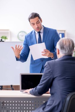 Yound ve eski çalışanlar iş sunumu konsepti