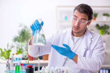 Laboratuvarda çalışan genç bir kimyager.