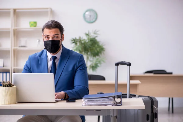 Empresário se preparando para viagem durante pandemia — Fotografia de Stock