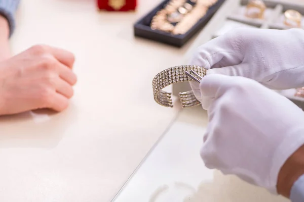 Joyas masculinas y cliente femenino en la tienda — Foto de Stock