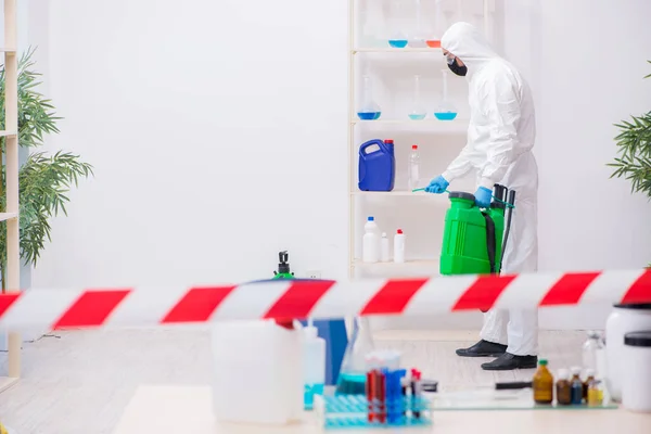 Joven químico masculino trabajando en el laboratorio de medicina —  Fotos de Stock