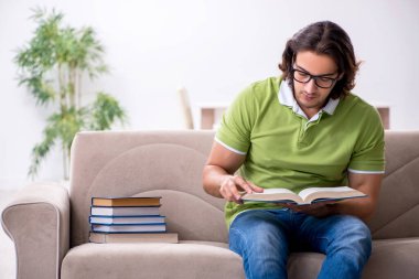 Evde sınava hazırlanan genç bir erkek öğrenci.