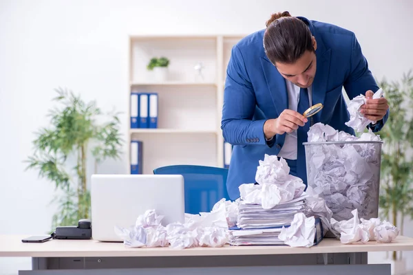 Empresario rechazando nuevas ideas con muchos papeles —  Fotos de Stock