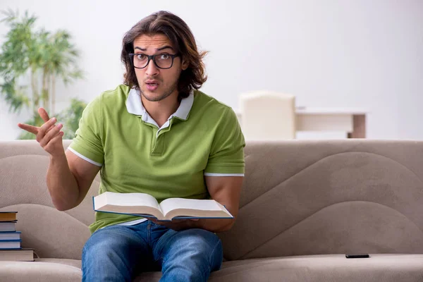 Jonge mannelijke student bereidt zich voor op examens thuis — Stockfoto