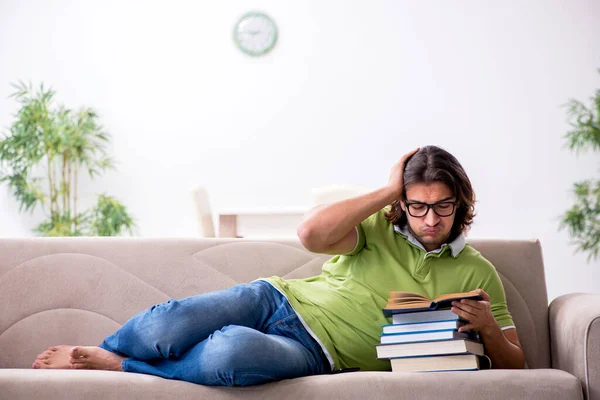 Ung manlig student förbereder sig för tentor hemma — Stockfoto