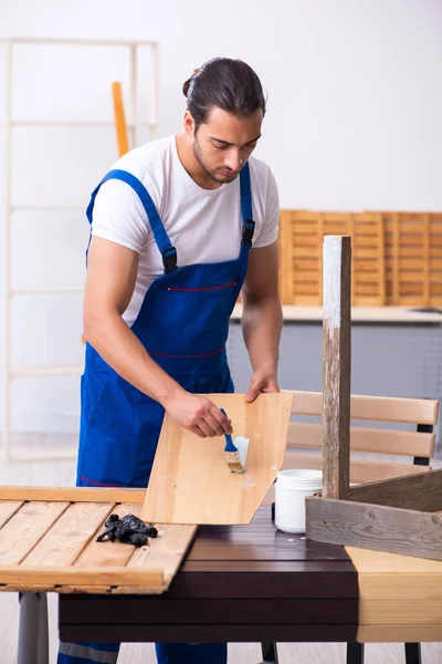 Joven contratista masculino trabajando en taller — Foto de Stock