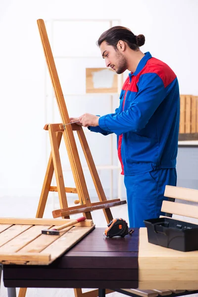 Joven contratista masculino trabajando en taller — Foto de Stock