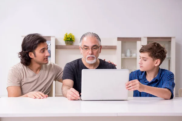 Avô aprendendo novas tecnologias com filho e neto — Fotografia de Stock
