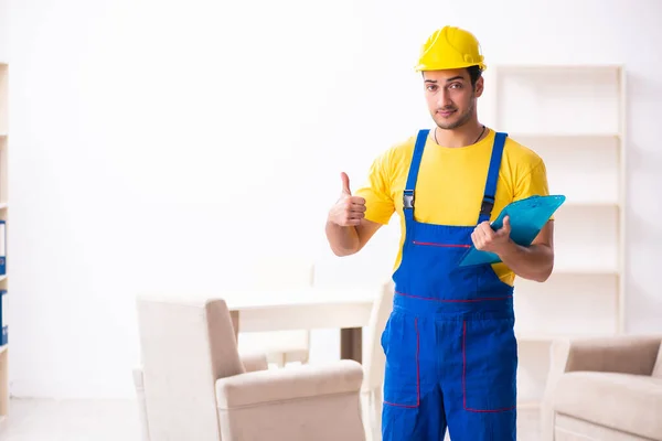 Joven contratista masculino en concepto de reubicación — Foto de Stock