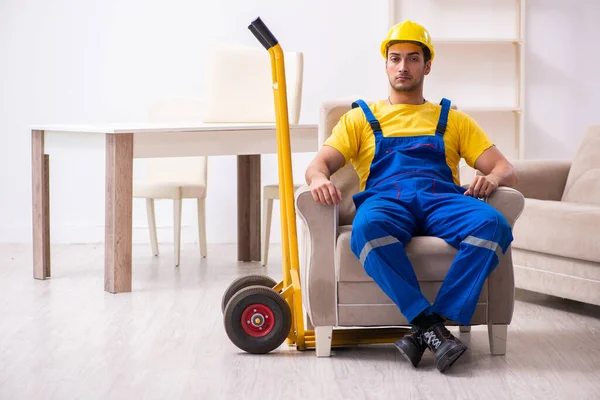 Joven contratista masculino en concepto de reubicación — Foto de Stock