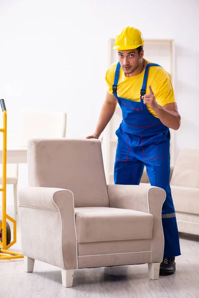 Joven contratista masculino en concepto de reubicación —  Fotos de Stock