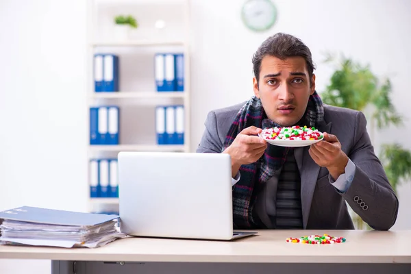 Giovane dipendente maschile che soffre sul posto di lavoro — Foto Stock