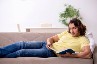 Evde sınava hazırlanan genç bir erkek öğrenci.