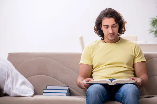 Giovane studente maschio preparazione per gli esami a casa — Foto Stock