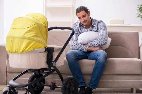 Pai jovem cuidando do bebê recém-nascido em casa — Fotografia de Stock