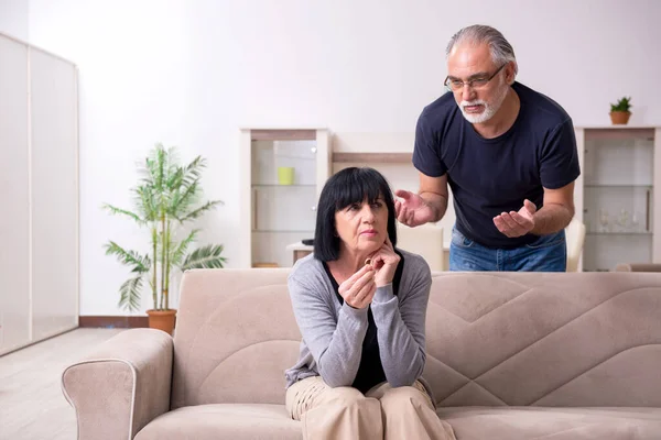 Casal velho tendo discussão em casa — Fotografia de Stock