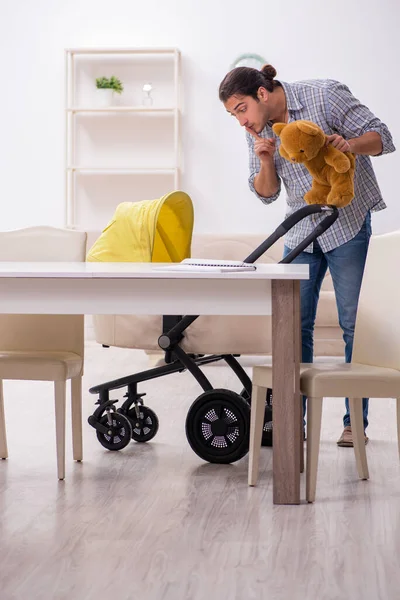 Pai jovem cuidando do bebê recém-nascido em casa — Fotografia de Stock