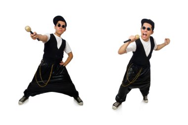 Beyazlar içinde dans eden komik genç adam