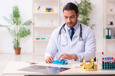 Coronavirus COVID-19 konseptinde çalışan doktor.