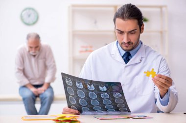 Doktor ve hasta Alzheimer hastası.