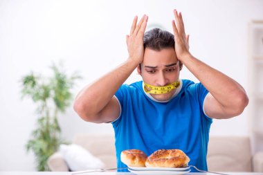 Diyet konseptinde genç aç bir adam