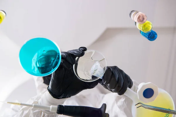 Joven químico masculino trabajando en el laboratorio —  Fotos de Stock