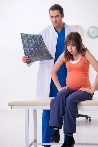 Femme enceinte visitant le médecin gynécologue masculin — Photo