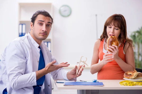 Mujer embarazada visitando médico ginecólogo masculino —  Fotos de Stock