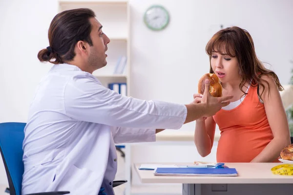 Mujer embarazada visitando médico ginecólogo masculino —  Fotos de Stock