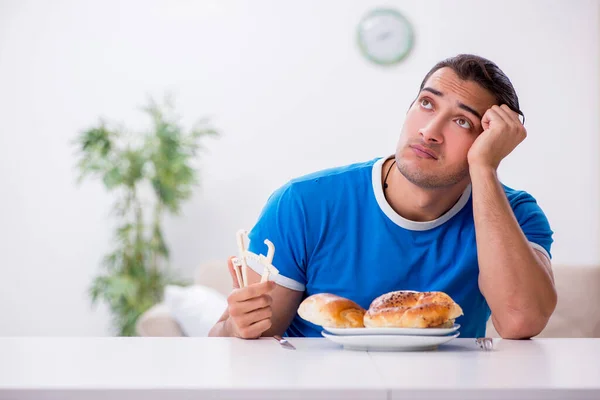 Молодий голодний чоловік у концепції дієти — стокове фото