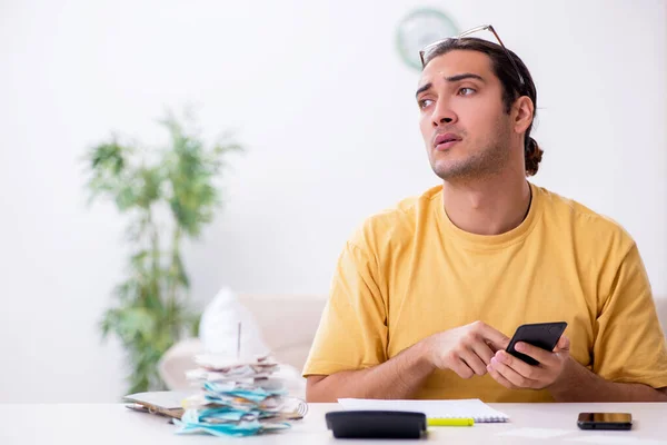 Concept de jeune homme dans la planification budgétaire — Photo